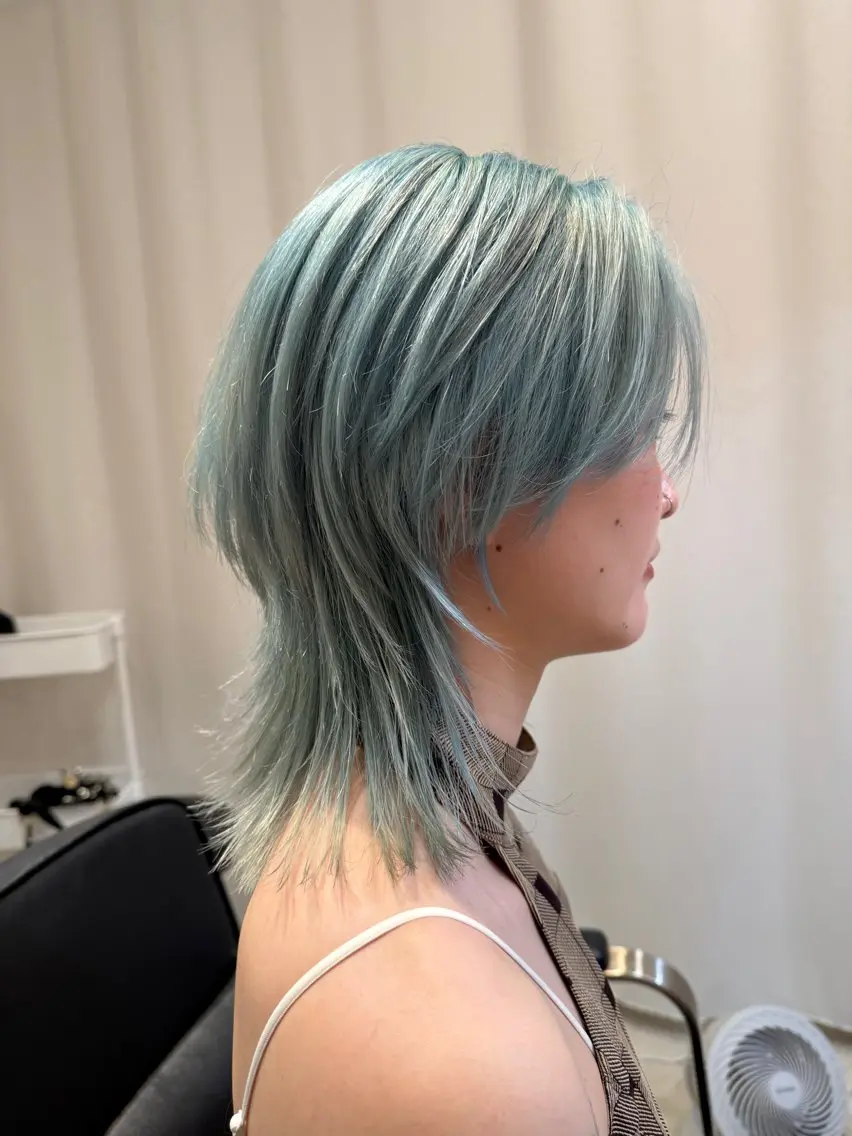 ミディアム カラー ブリーチ ブルーカラー デザインカラー ハイトーンカラー レイヤーカット カット ヘアカラー 岡崎パーマ noiのヘアスタイル