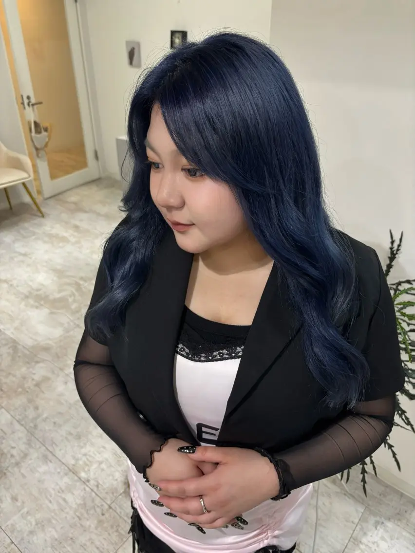 ロング カラー ブリーチ ブルーカラー ヘアカラー piLLon mayuのヘアスタイル