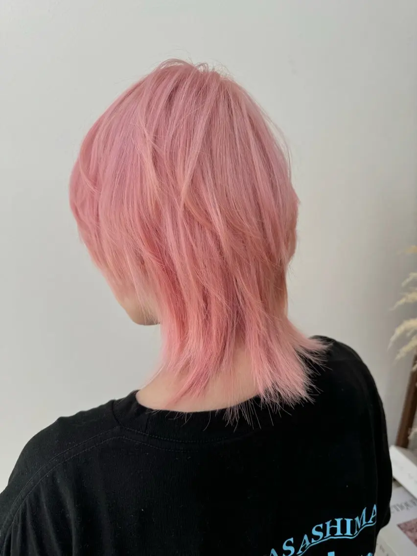 ショート カラー ブリーチ ピンクカラー ウルフカット ヘアカラー トリートメント 小笠原 菜緒のヘアスタイル