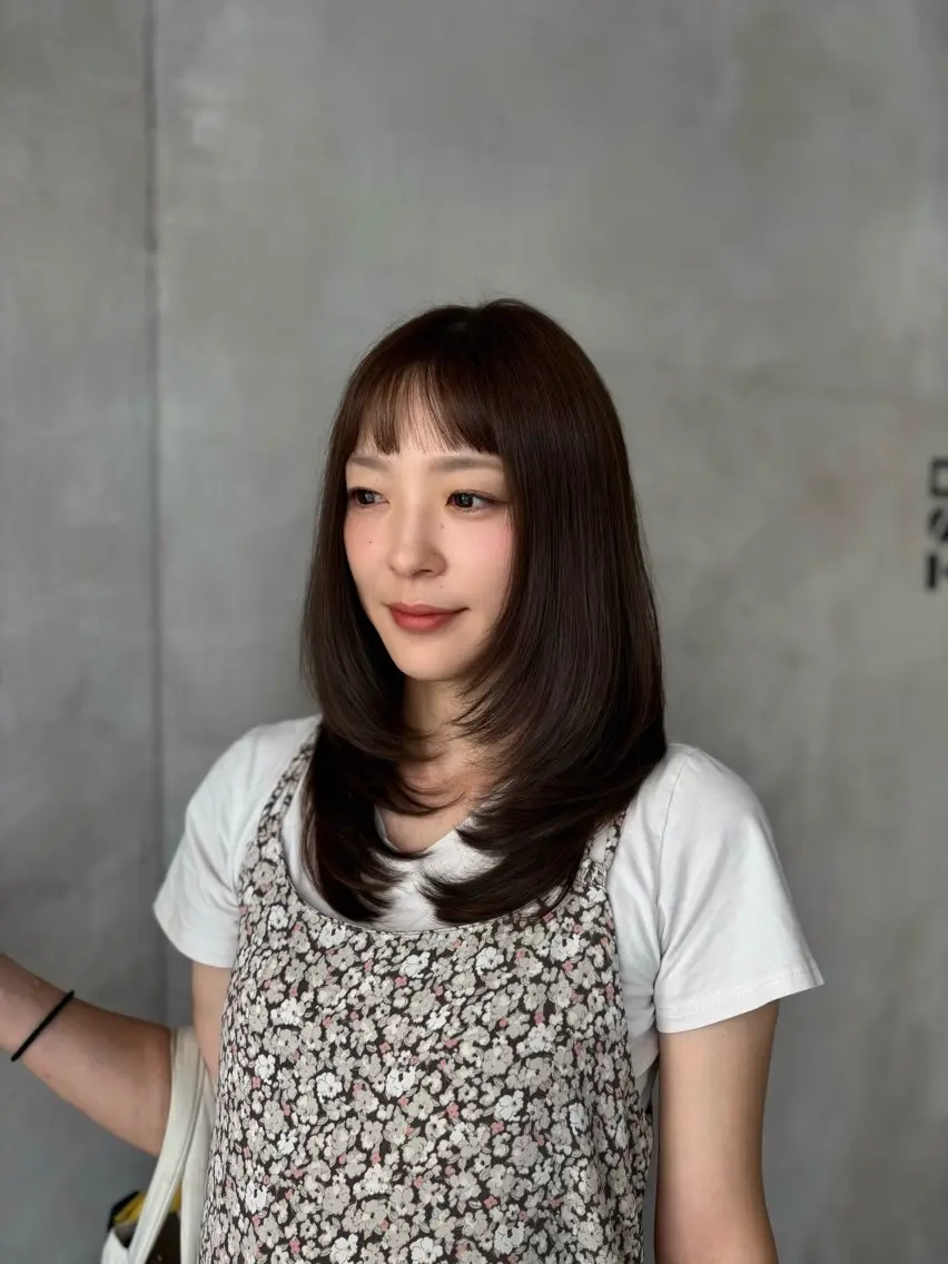 セミロング レイヤーカット カット ヘアカラー トリートメント omocha umiのヘアスタイル