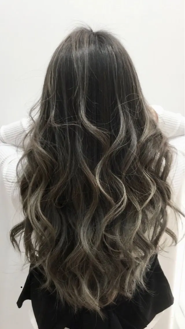 ロング カラー ベージュカラー ハイライトカラー シルバー ハイライト カット ヘアカラー VERDA KENのヘアスタイル