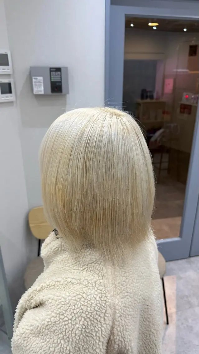 ショート カラー ブリーチ ブロンド ハイトーンカラー ホワイトブロンド soyon 心斎橋店のヘアスタイル
