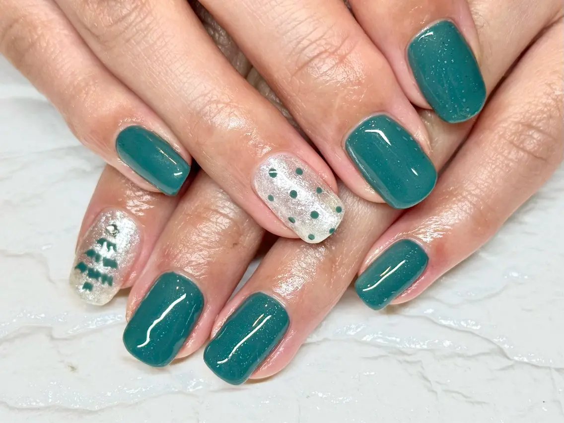 ネイル グリーン 冬ネイル クリスマス ハンドネイル Nailfy’s ナミ💓のネイルデザイン
