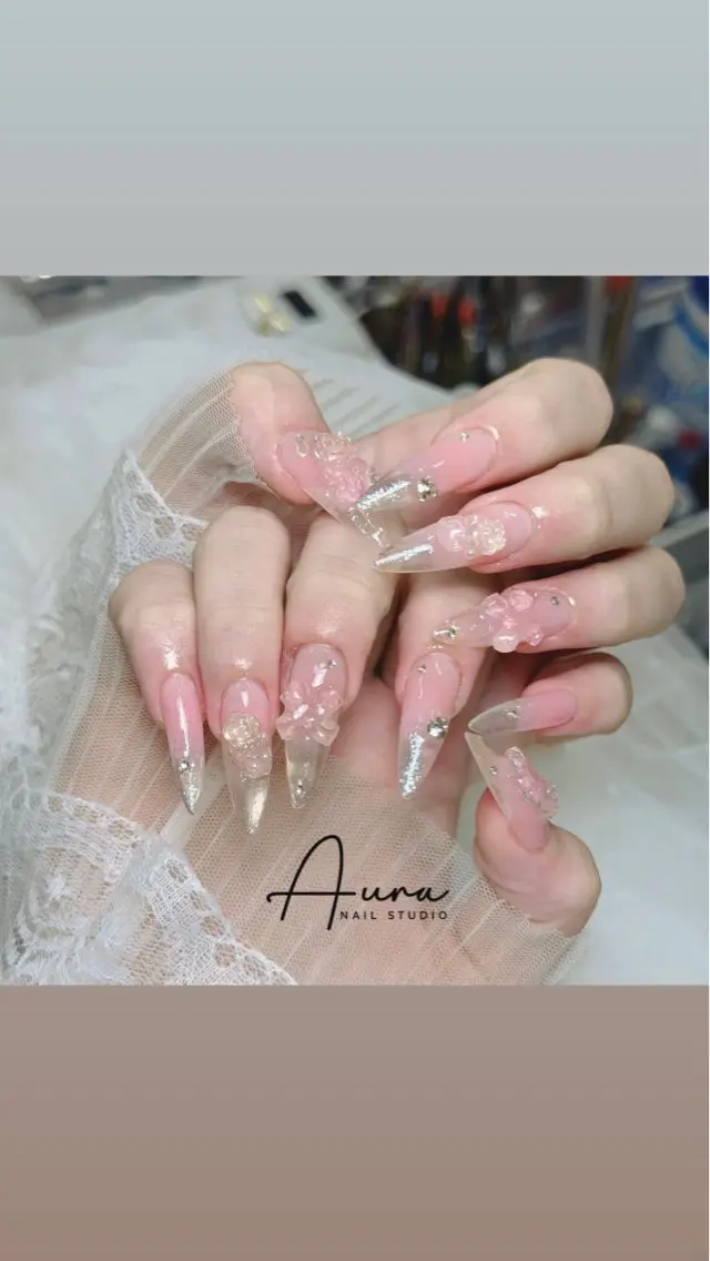ネイル クリアネイル 長さ出し フラワーネイル フレンチネイル ジェルネイル ハンドネイル Aura Nail Studioのネイルデザイン