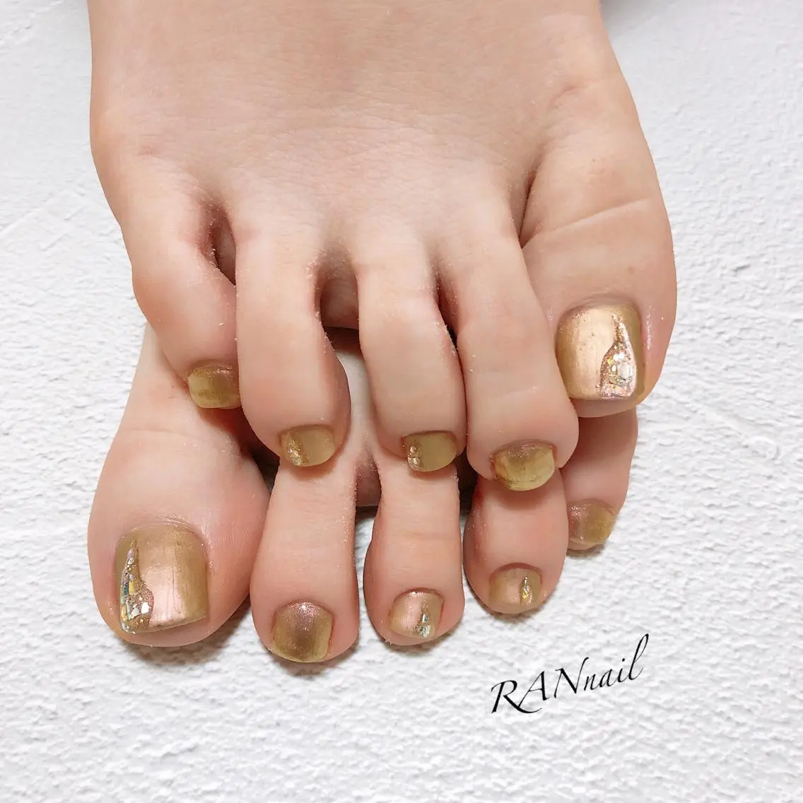 ネイル フットネイル ゴールド ホログラムネイル 氷ネイル・うるうるネイル オフィスネイル RAN nailのネイルデザイン