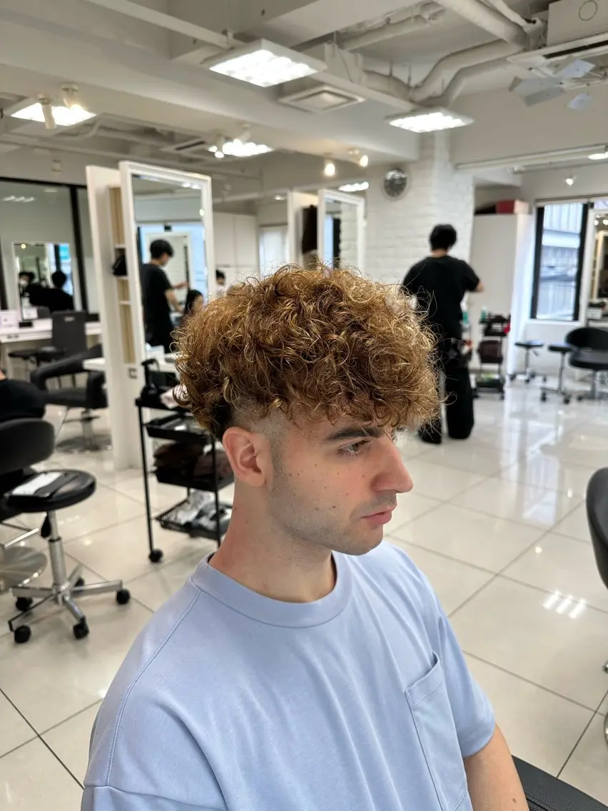 ショート カラー パーマ メンズ メンズハイライト スペインカール ブラウンカラー ハイライトカラー 外国人風カラー カット ヘアカラー パーマ フェザーパーマ職人 🪶ryosukeのヘアスタイル