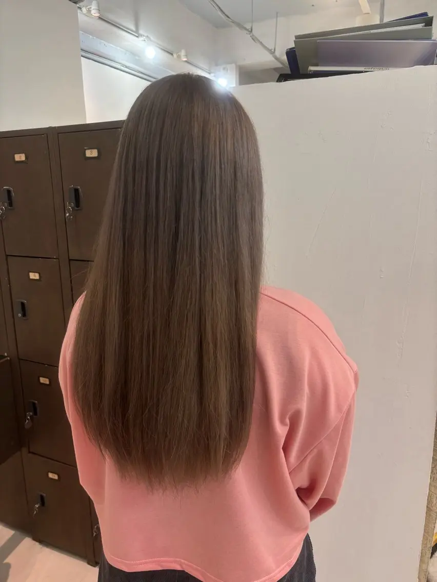 ロング カラー ベージュカラー ミルクティーベージュ 室谷 ゆりあのヘアスタイル