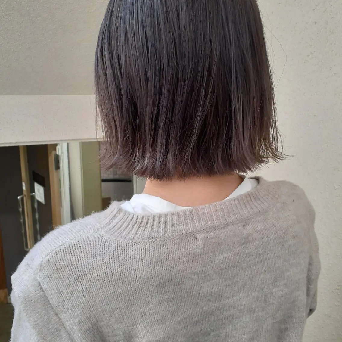 ショート カラー ブリーチ ダークグレー ボブ 髪質改善 外ハネヘア カット ヘアカラー トリートメント 🔳髪質改善🔳 岡本陽のヘアスタイル