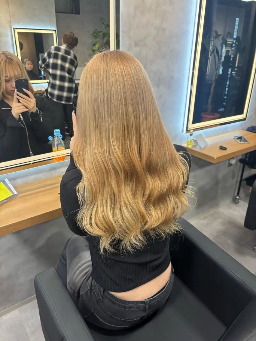 ロング カラー パーマ ヘアアレンジ ヘアカラー トリートメント ヘッドスパ ヘアセット 透明感ブリーチカラー 🌈TOMOHIROのヘアスタイル