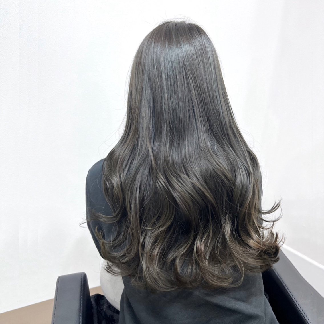 ロング ioe/miu/ 艶カラー/暖色カラーのヘアスタイル