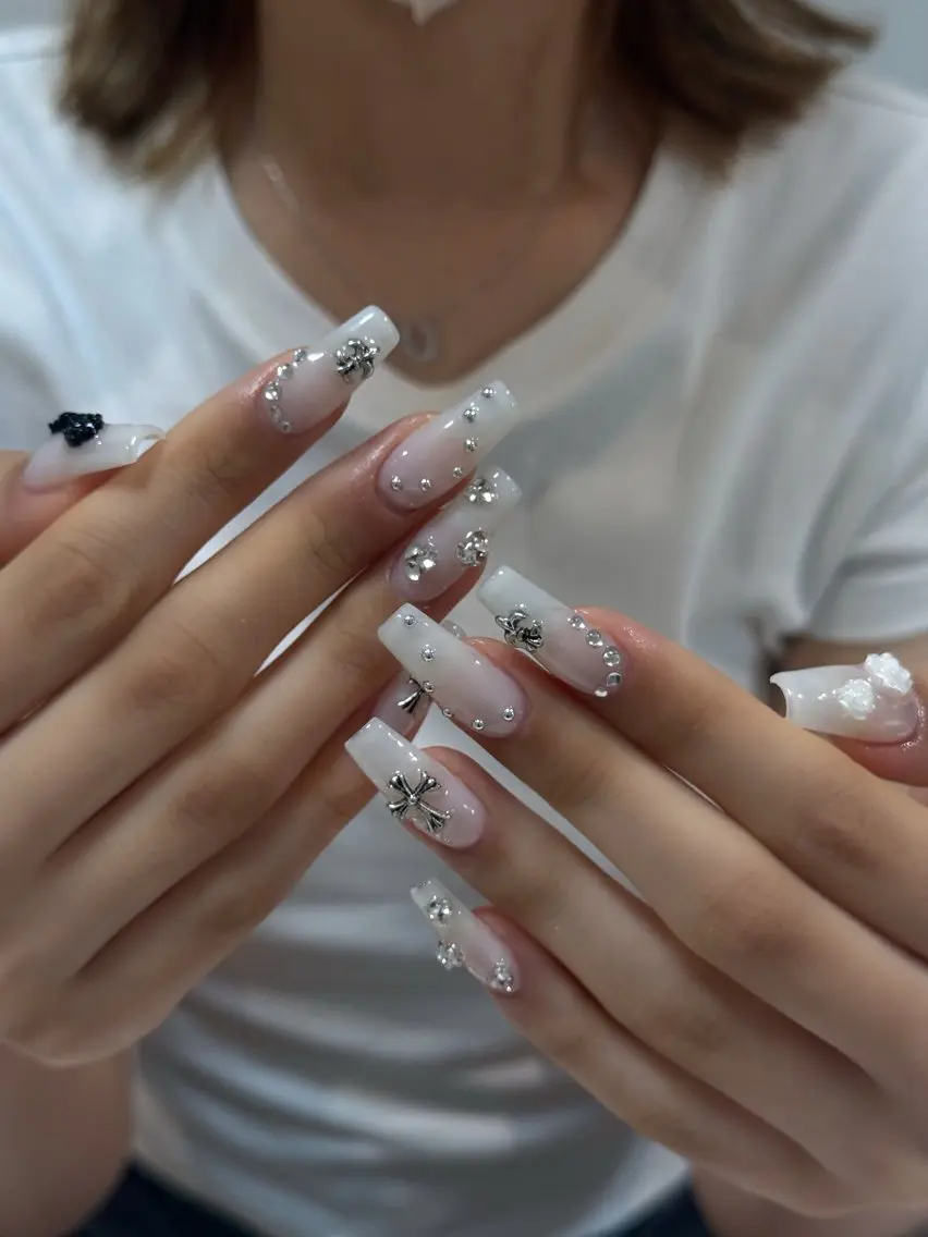 ネイル フレンチネイル ジェルネイル キラキラネイル 韓国ネイル マグネットネイル Julli NailStudioのネイルデザイン