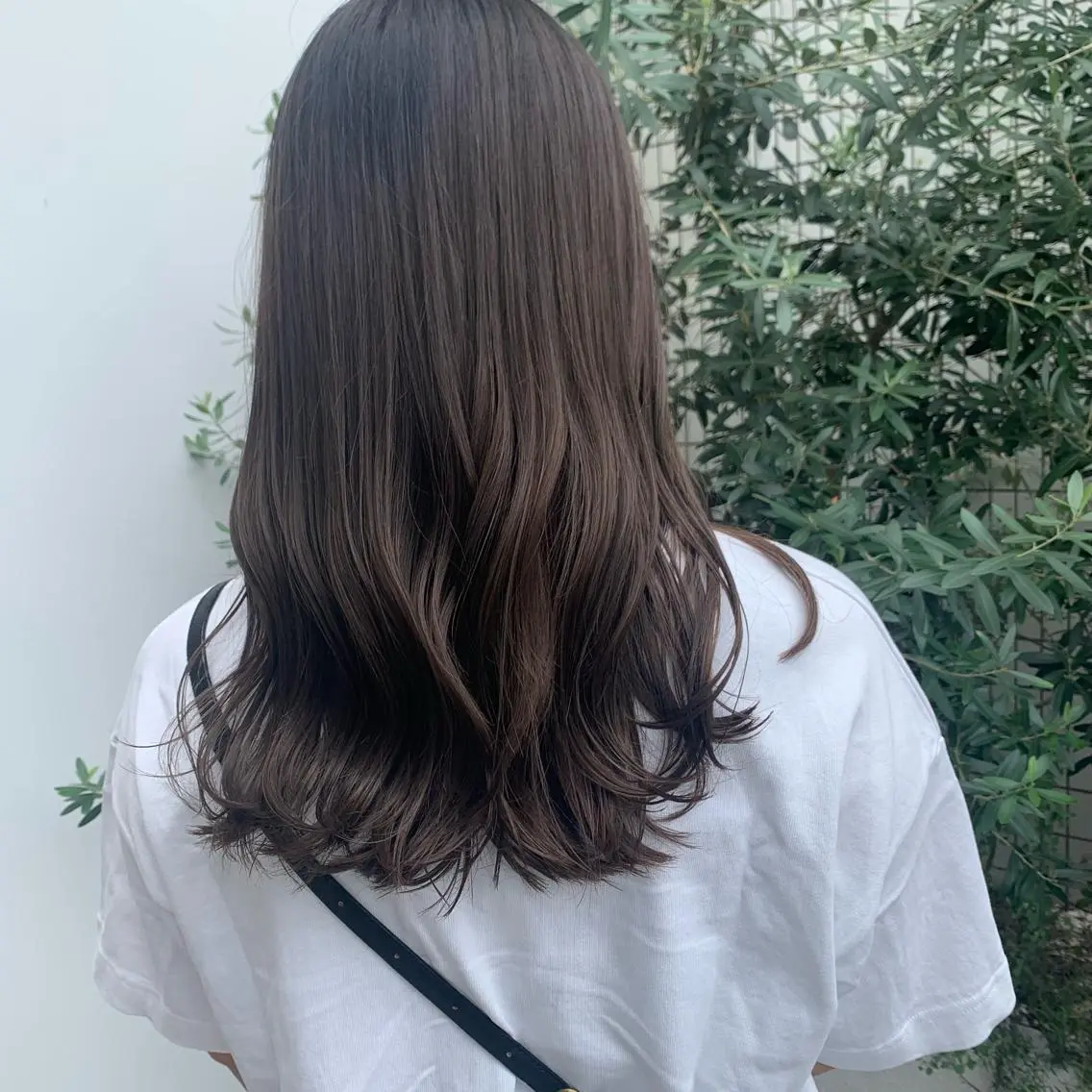 ロング カラー ベージュカラー ブリーチ シルバー シルバーベージュ 小倉 結衣のヘアスタイル