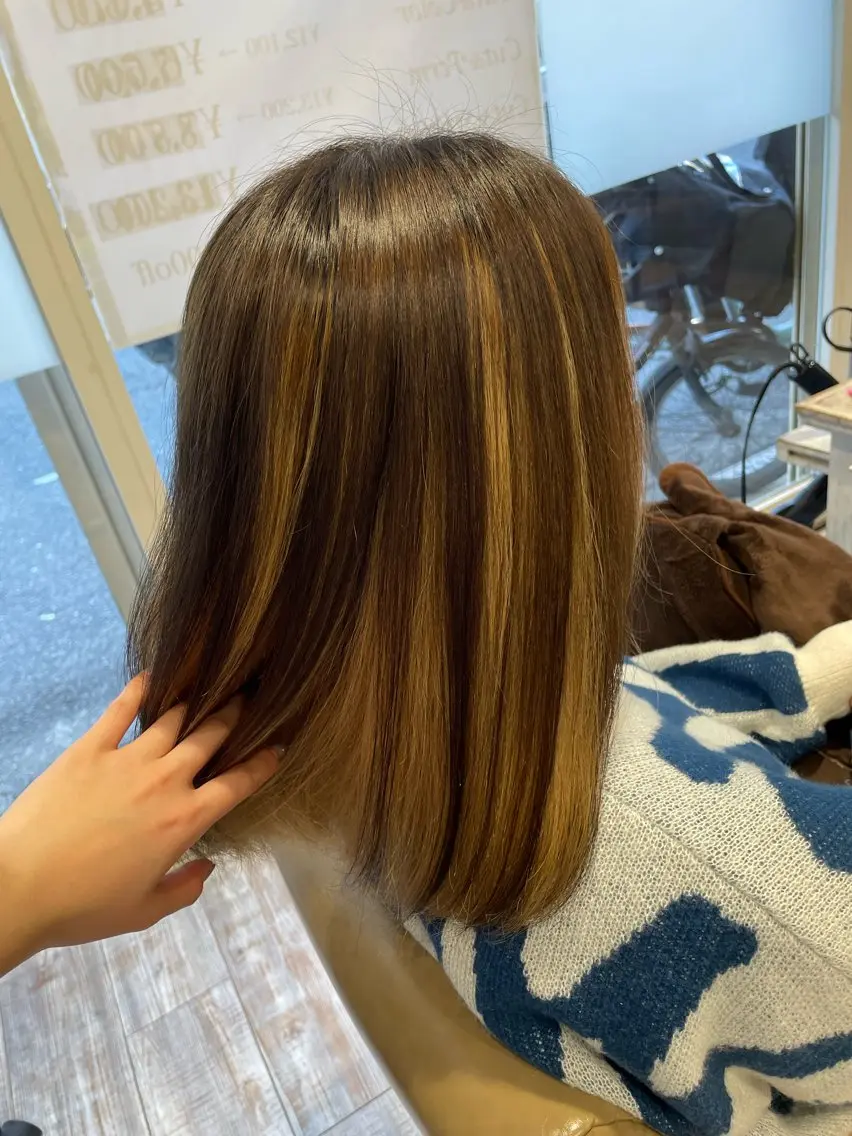 ミディアム 東 歩音のヘアスタイル