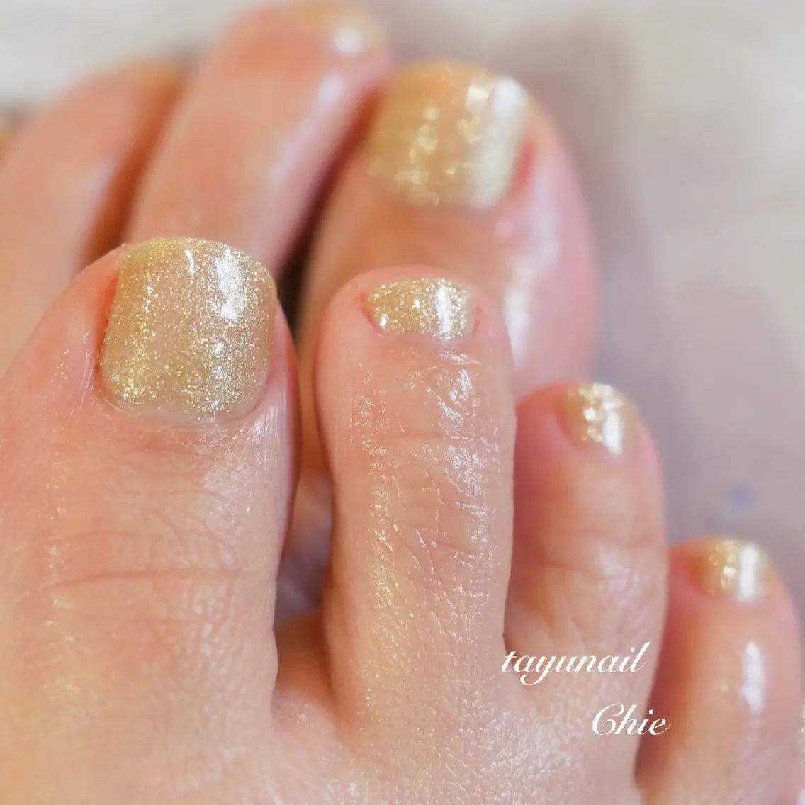 ネイル ブルー フットネイル ジェルネイル ゴールド キラキラネイル ネイルサロン 【たゆnail】のネイルデザイン
