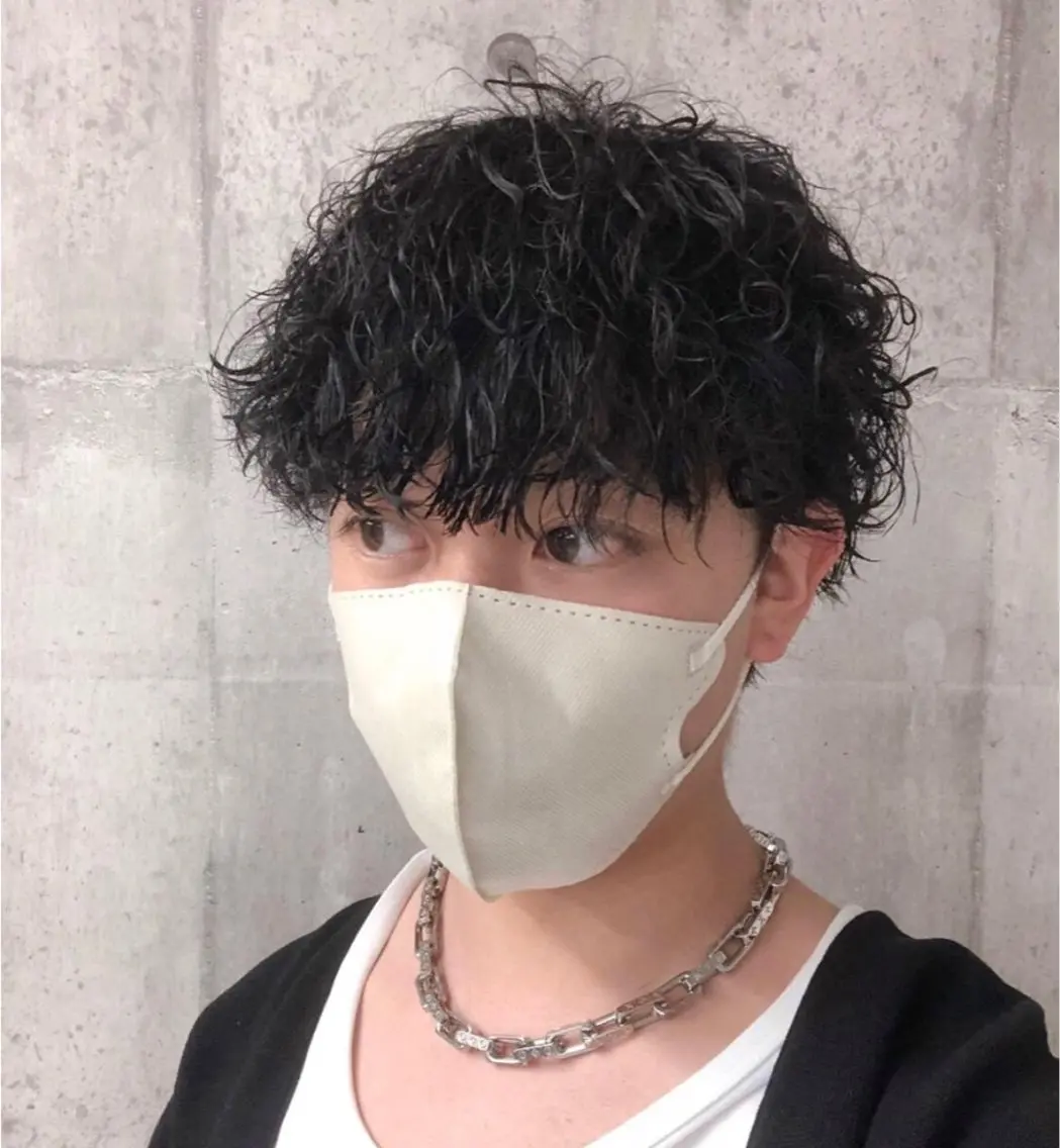 ショート パーマ メンズ 波巻きパーマ ショート、韓国メンズ ヘアのかつらぎのヘアスタイル