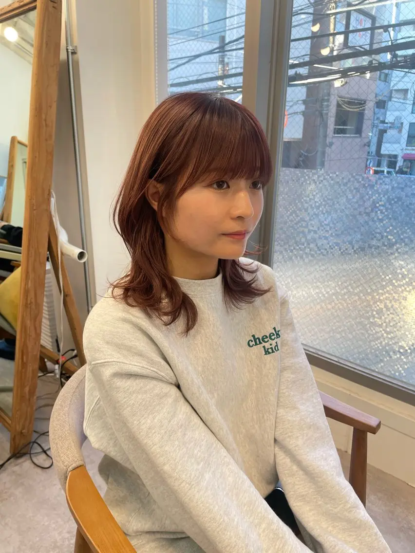 ミディアム 顔まわりレイヤー 透明感カラー🩵🩵のヘアスタイル