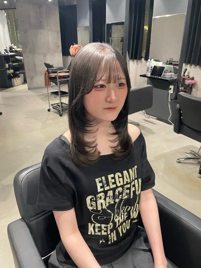 セミロング レイヤーカット カット ヘアカラー _WHITE 佐伯 碧のヘアスタイル