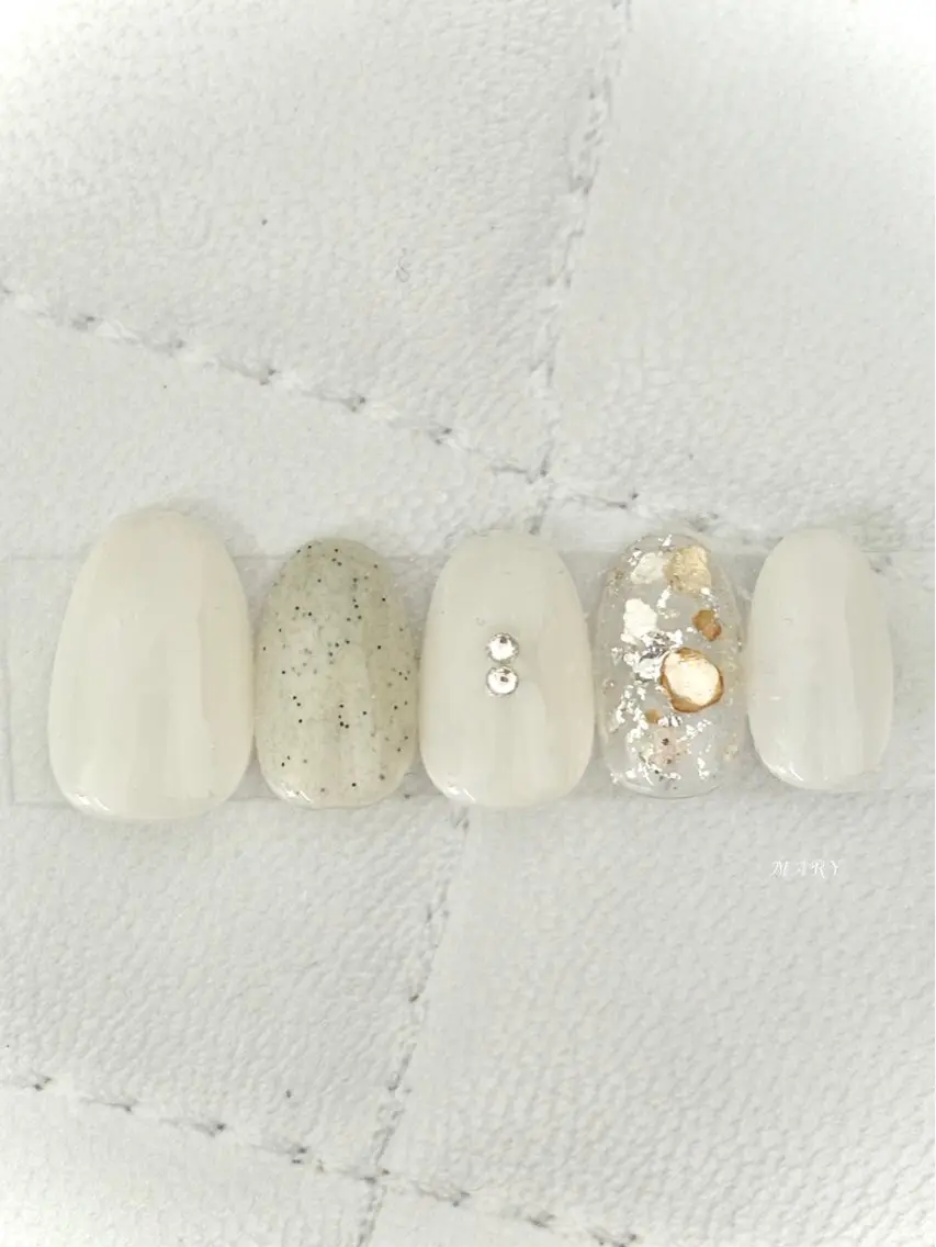 ネイル キラキラネイル ニュアンスネイル ワンカラーネイル ホワイト ハンドネイル Mary nail .narumiのネイルデザイン