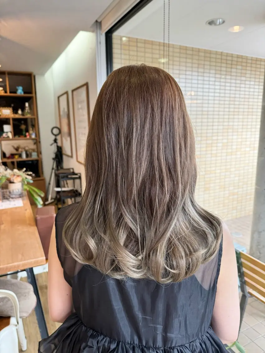 ロング カラー ベージュカラー ブラウンカラー ヘアカラー トリートメント ツキダテ ユイのヘアスタイル