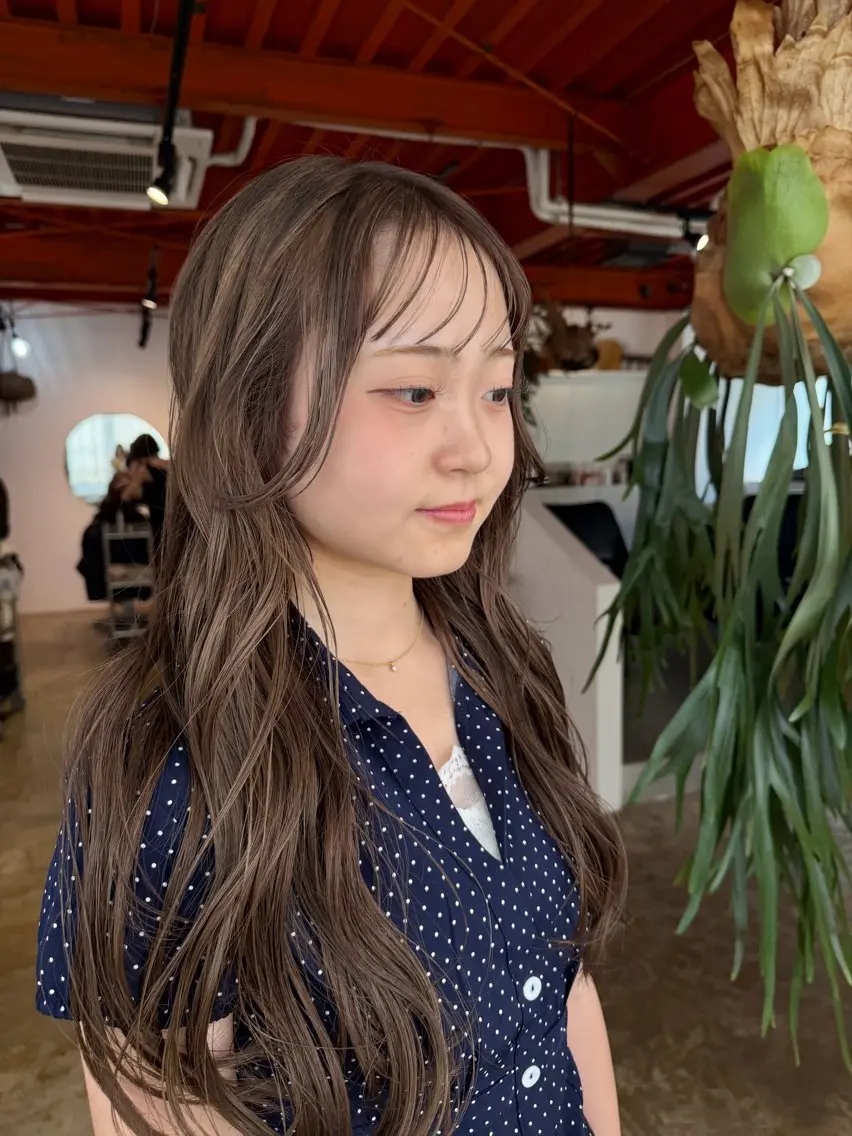 カラー ベージュカラー ヘーゼル 安谷 彩香のヘアスタイル