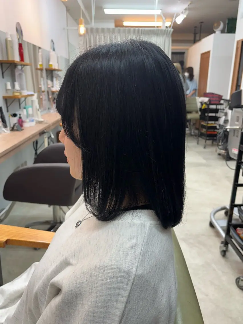 ミディアム カラー 黒髪 ブルーカラー ブルーブラック 八木橋 朋香のヘアスタイル