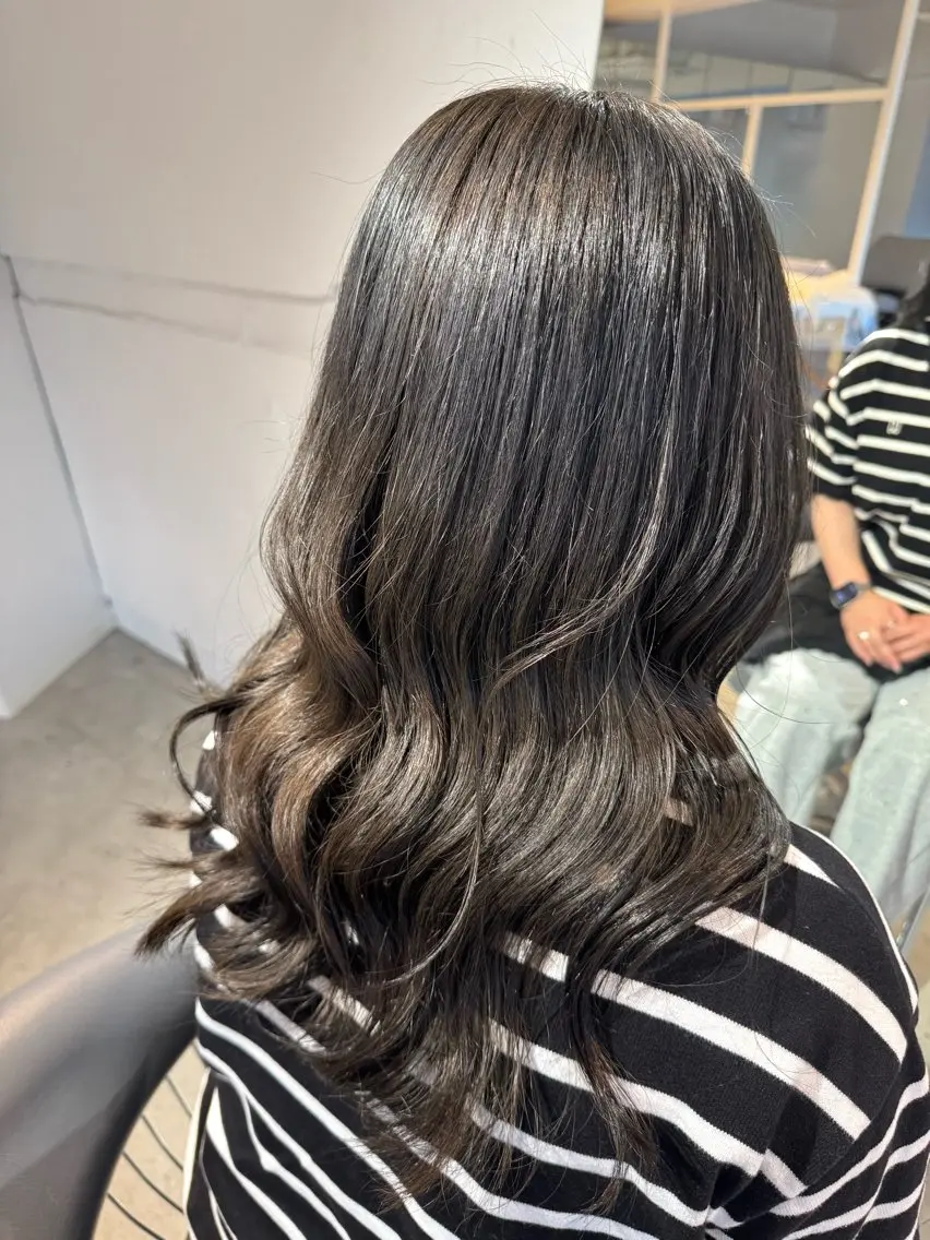 セミロング カラー ベージュカラー 透明感カラー オリーブベージュ オリーブカラー カット ヘアカラー トリートメント MINT Moeのヘアスタイル