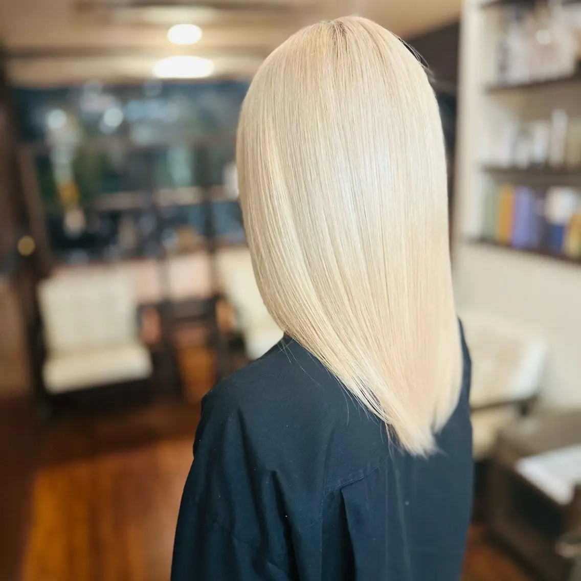セミロング カラー ブリーチ ブロンド ホワイトブロンド カット ヘアカラー トリートメント 高木 陽平のヘアスタイル
