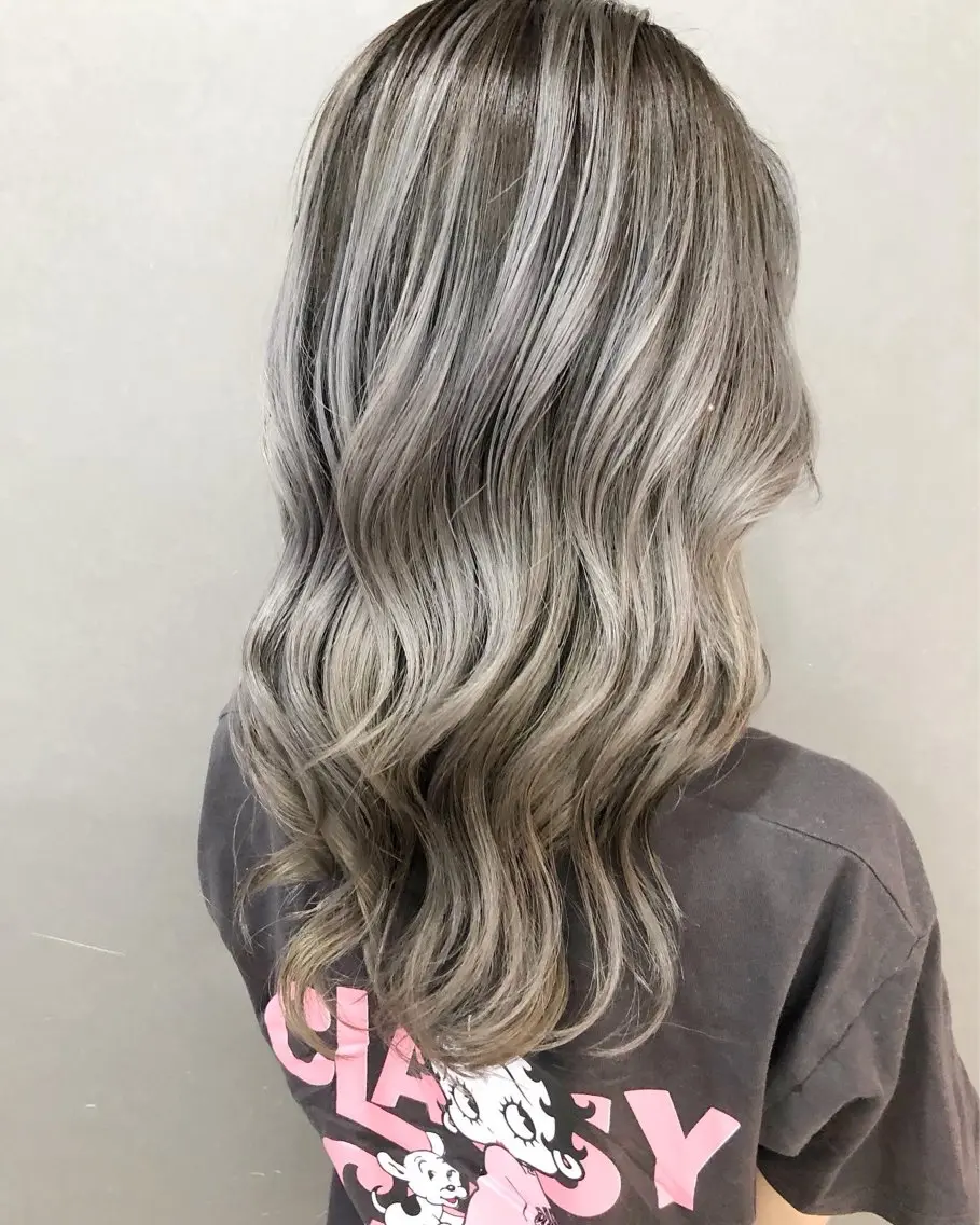 ロング カラー バレイヤージュ シルバー レイヤーカット レイヤーブリーチ特化 ホワイト専門/岸のヘアスタイル