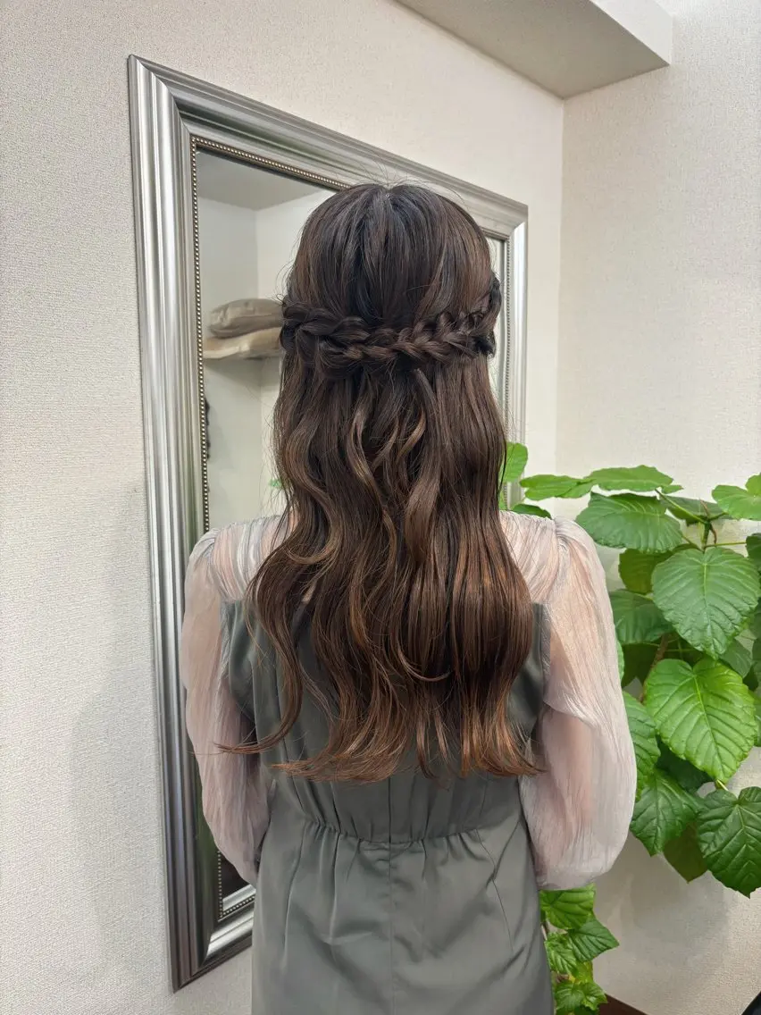 ロング カラー ヘアアレンジ ハーフアップ 三つ編み くびれヘア カチューシャ ロング ヘアセット yukimi .のヘアスタイル