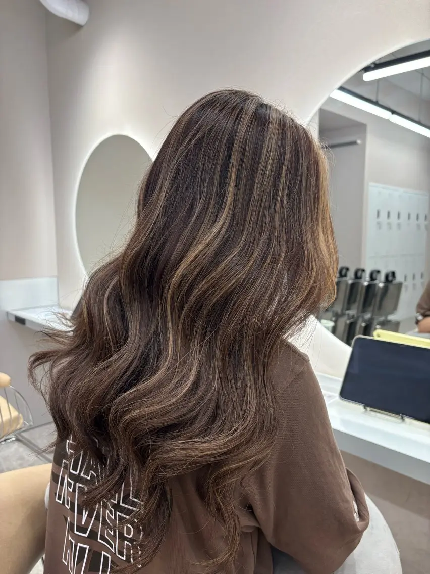 ロング ヘアカラー 🥥海外風ハイライト MIYU🤎のヘアスタイル