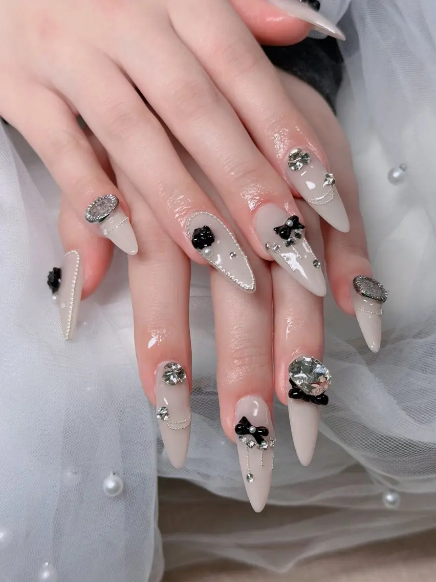 ネイル オーロラネイル フレンチネイル ジェルネイル ハロウィン キラキラネイル H.baby Nail Salonのネイルデザイン