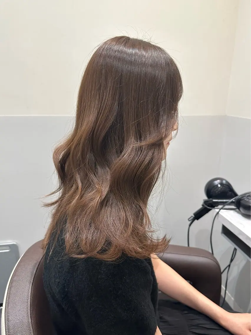 ミディアム カラー ベージュカラー ブリーチ ブリーチなしカラー くびれヘア くびれレイヤー 矢野 晃平のヘアスタイル