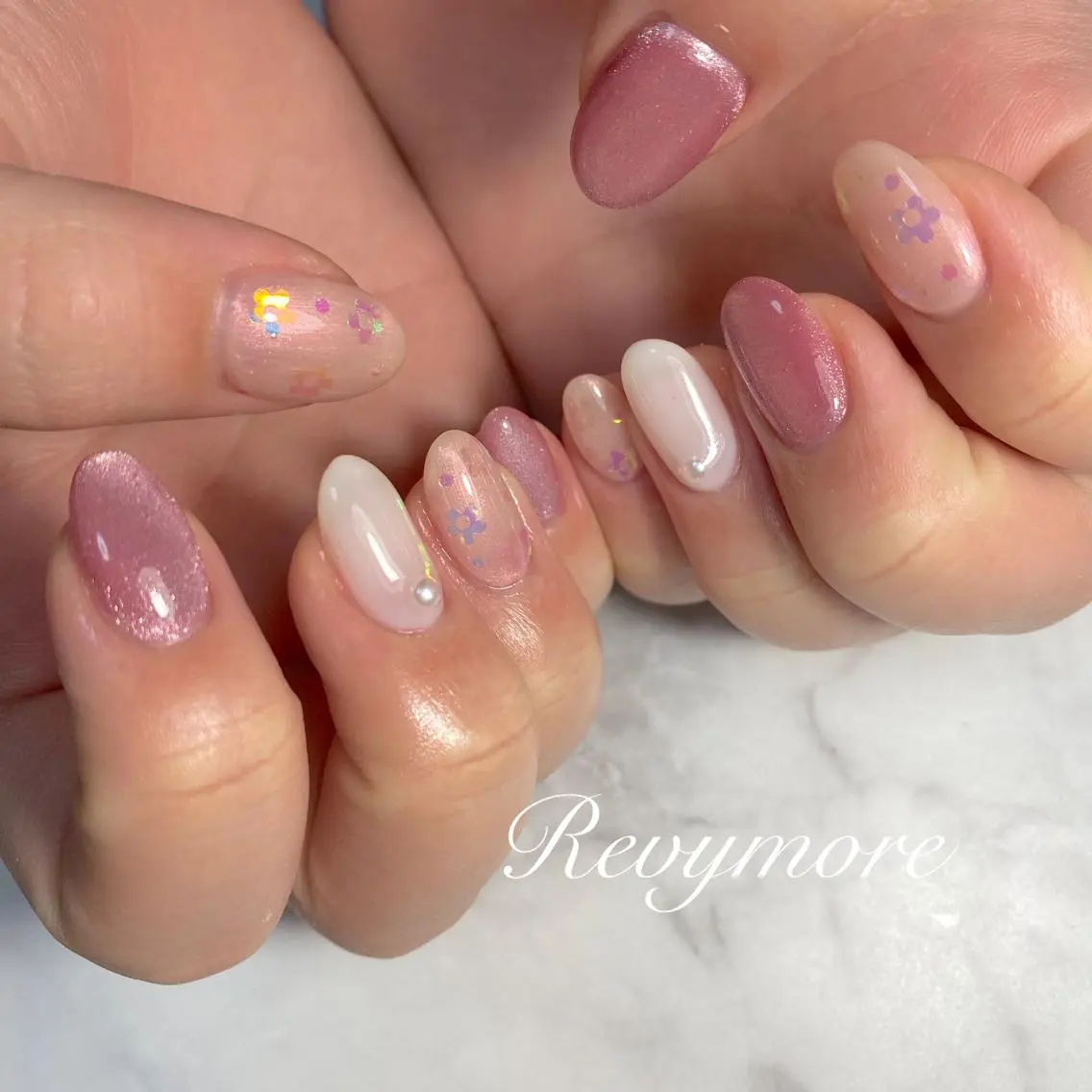 ミディアム ネイル 韓国風ヘア フラワーネイル ジェルネイル キラキラネイル 韓国ネイル nail salon Revymoreのネイルデザイン