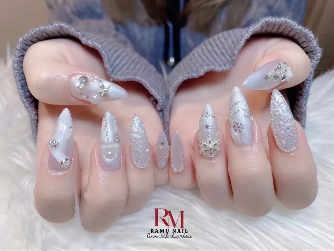 ネイル キラキラネイル マグネットネイル ミラーネイル ワンホンネイル 冬ネイル ハンドネイル RAMU Nail 恵比寿店のネイルデザイン
