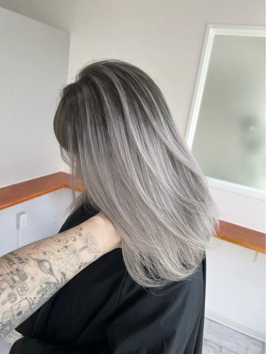 セミロング カラー バレイヤージュ シルバー ホワイトシルバー レイヤーカット 指名数No.1 /NAOYAのヘアスタイル