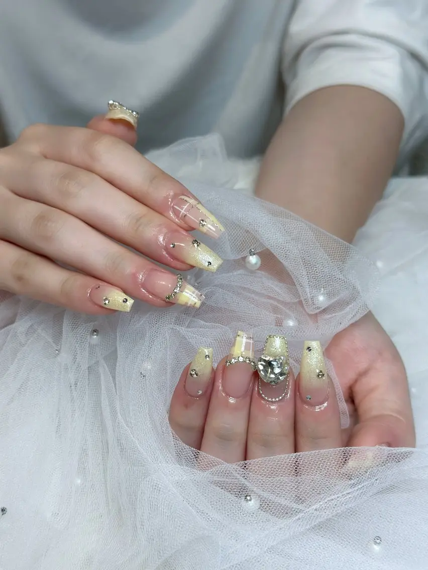 ネイル チークネイル ドット フレンチネイル グラデーション ハート ハンドネイル Julli NailStudioのネイルデザイン