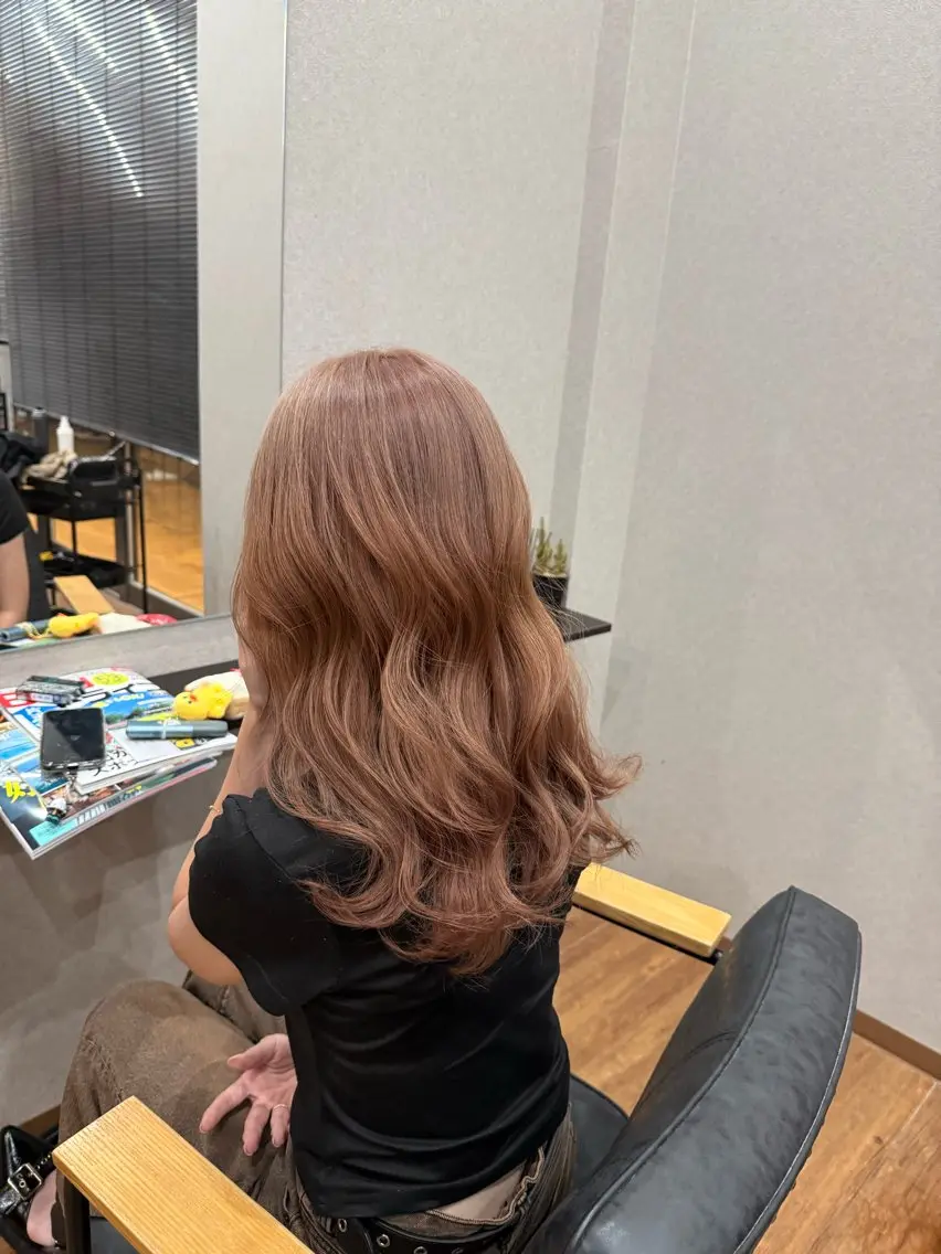 ロング カラー ベージュカラー ミルクティーベージュ ヘアカラー トリートメント 鵜飼 真伍のヘアスタイル