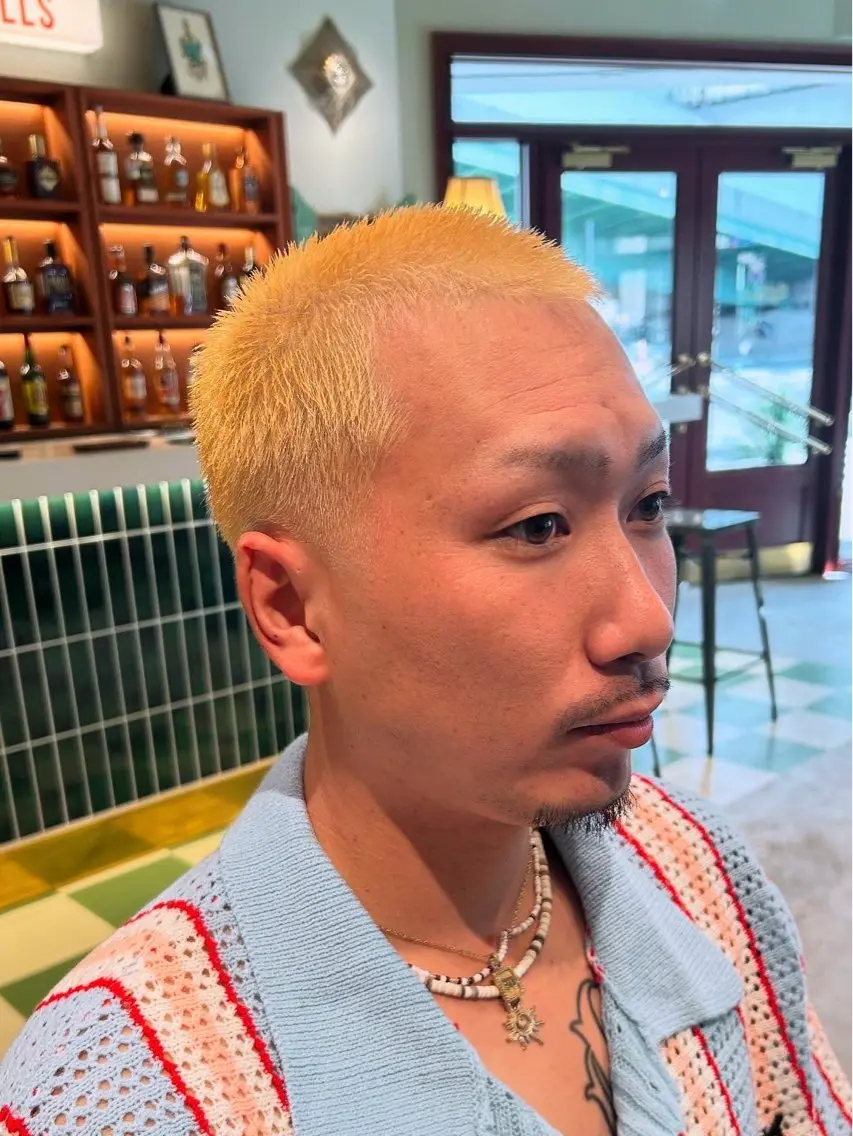ショート カラー メンズ メンズブリーチ フェードカット メンズパーマ スキンフェード ブリーチ カット ヘアカラー 鈴木 航のヘアスタイル