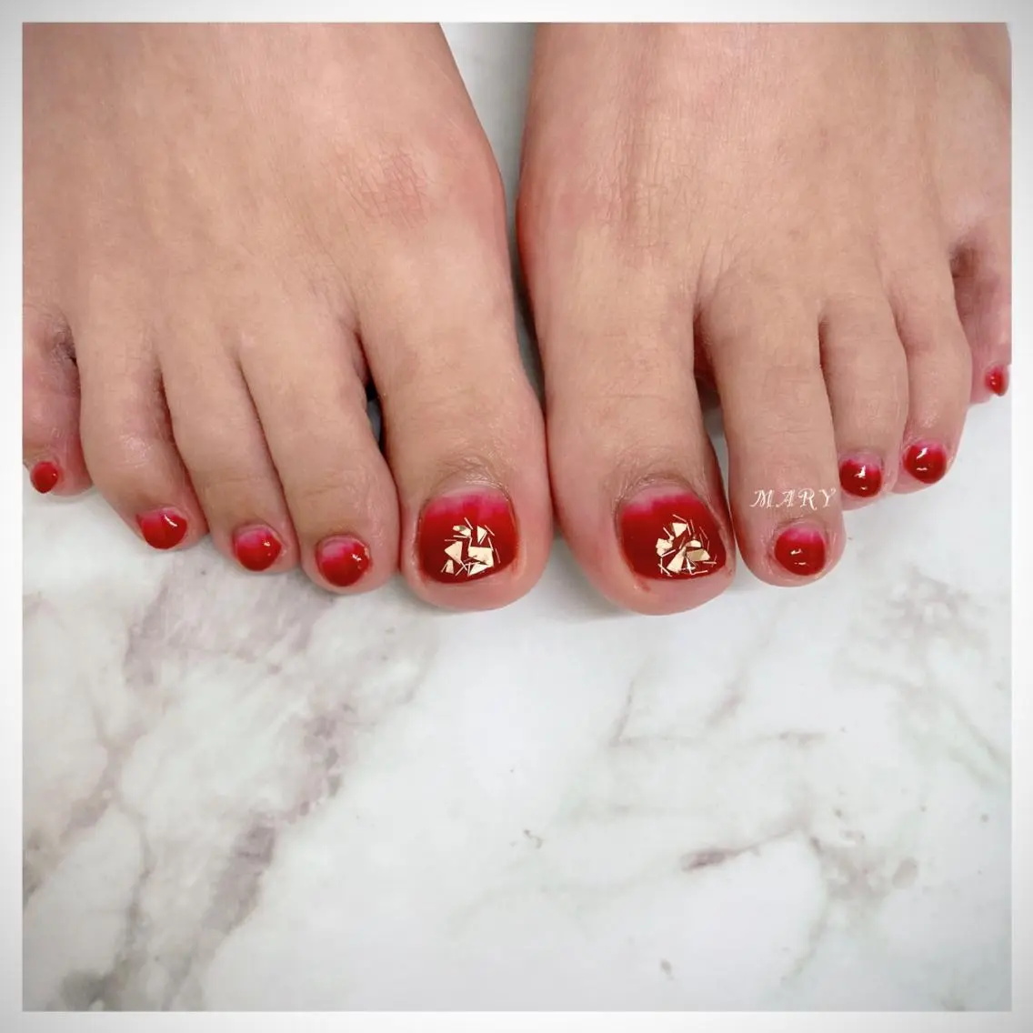 ネイル ボルドー フットネイル グラデーション キラキラネイル ニュアンスネイル フットネイル Mary nail .narumiのネイルデザイン