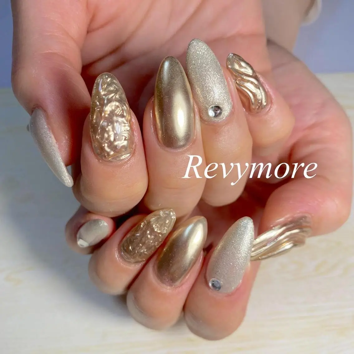 ミディアム ネイル ジェルネイル ゴールド ミラーネイル ニュアンスネイル オフィスネイル nail salon Revymoreのネイルデザイン