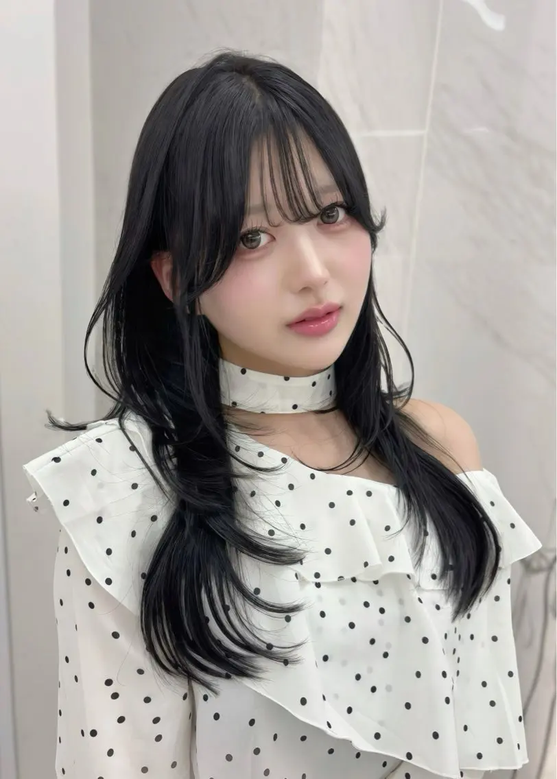 ロング カラー 黒髪 レイヤーカット ロング 小顔カット カット ヘアカラー トリートメント chii/グレージュ /ハイレイヤーのヘアスタイル