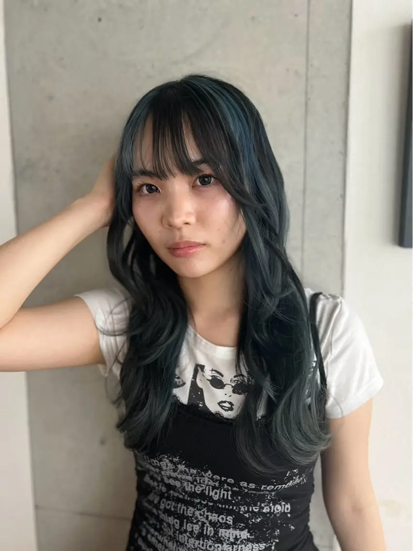 ロング カラー デザインカラー ヘアカラー トリートメント Liere Muuのヘアスタイル