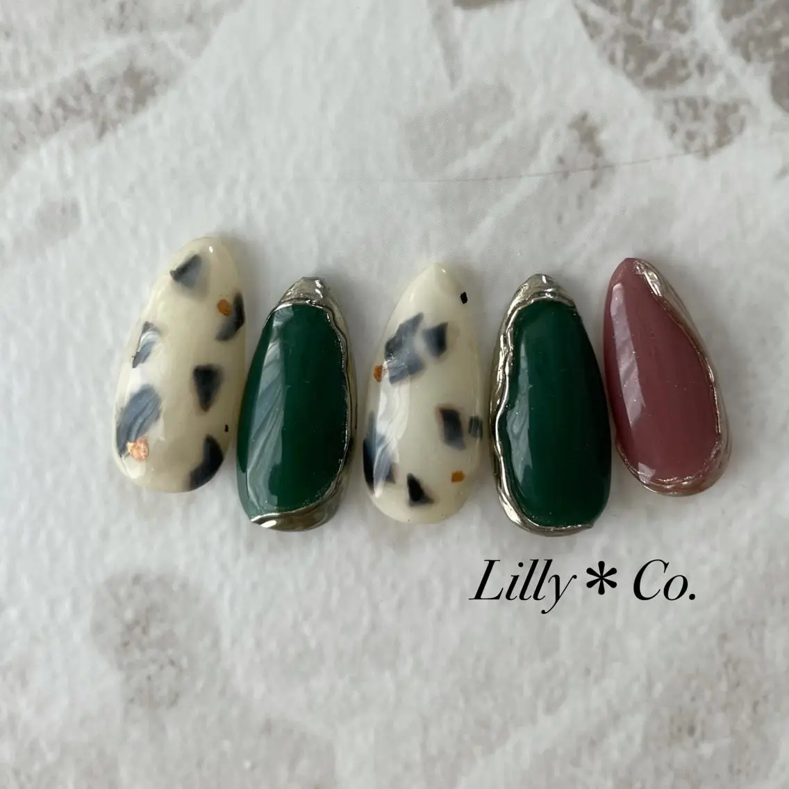 ネイル べっ甲ネイル ブラウン オレンジ ホワイト 冬ネイル ハンドネイル ハンドケア Lilly Co.のネイルデザイン