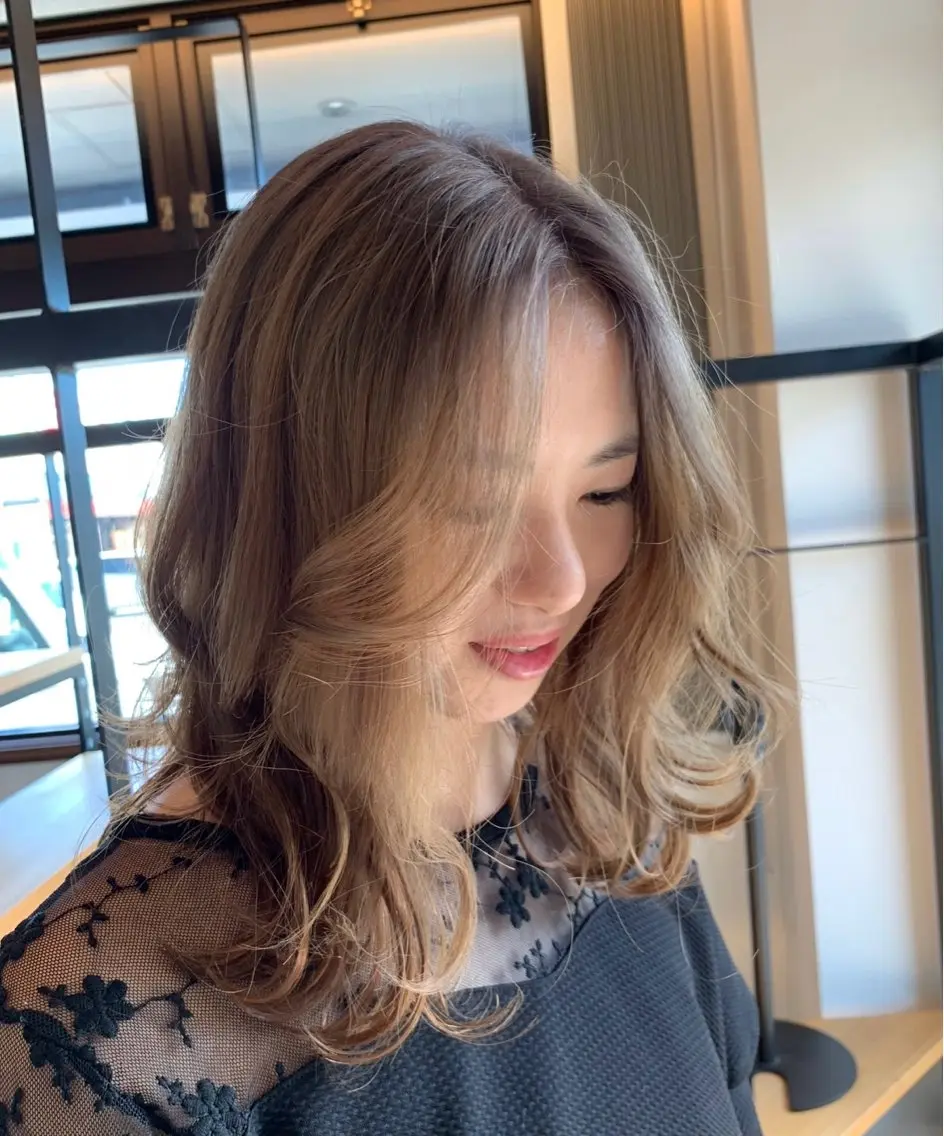 ミディアム カラー ブリーチ ハイトーンカラー 岡田 七海のヘアスタイル
