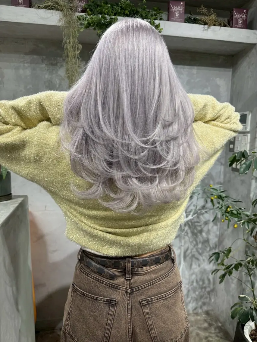 〘🎧ハイトーンシルバーにしたい人🕊〙ブリーチ+艶カラー+ Oggiottoトリートメント🤍の写真