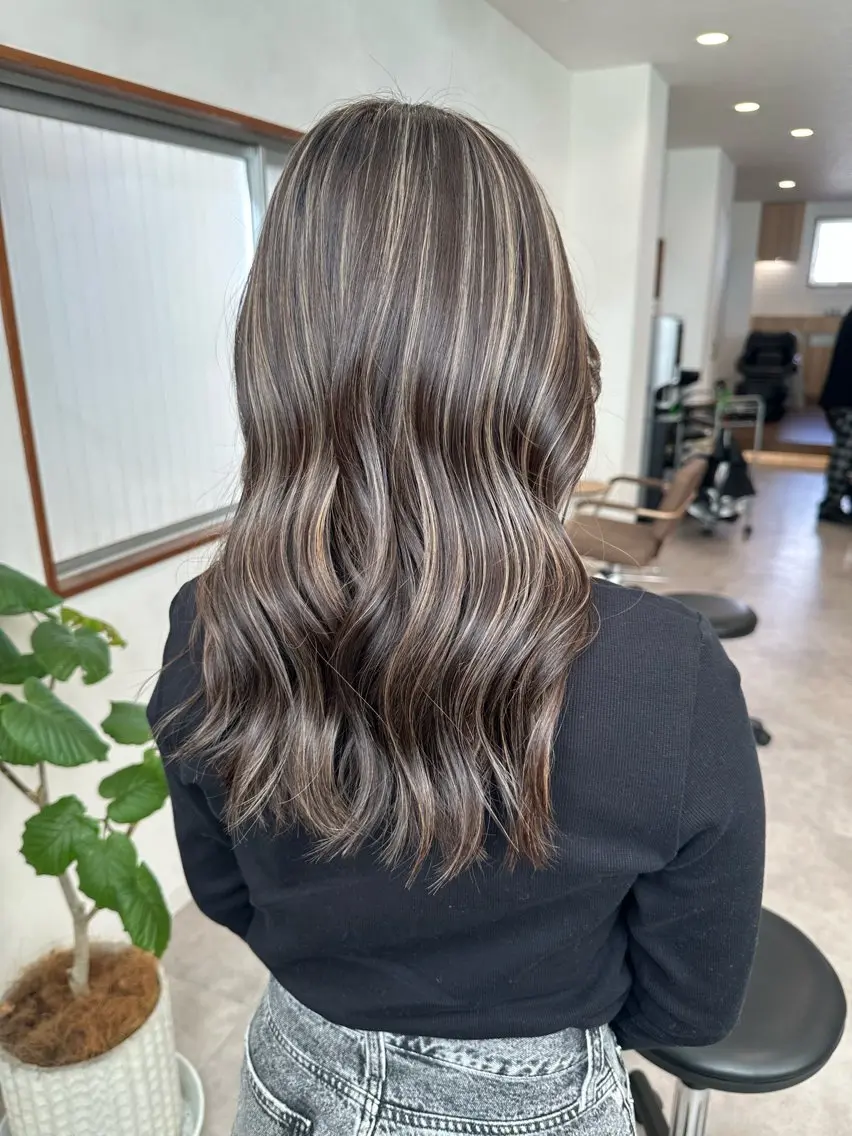 セミロング カラー ハイライトカラー ハッシュカット ハイレイヤー ハイライト 韓国風ヘア カット ヘアカラー 白髪ぼかしハイライト レイヤー川口　元気のヘアスタイル