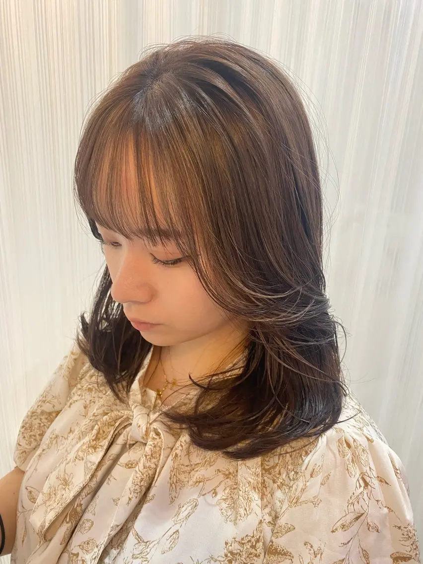 ミディアム カラー 内田 穂乃香のヘアスタイル