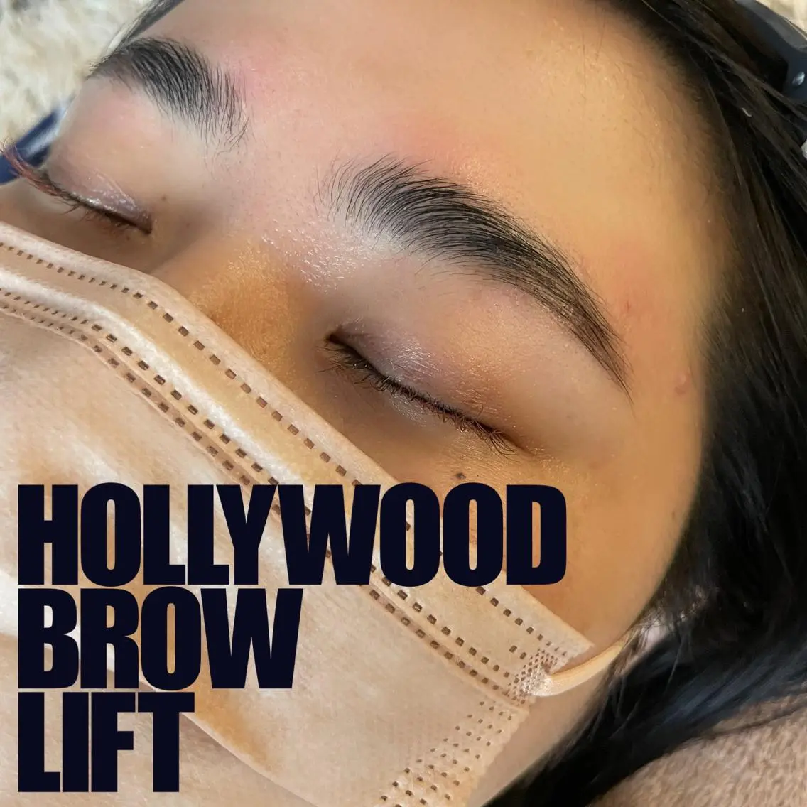 アイブロウ ハリウッドブロウリフト beautyroom Naturaのネイルデザイン