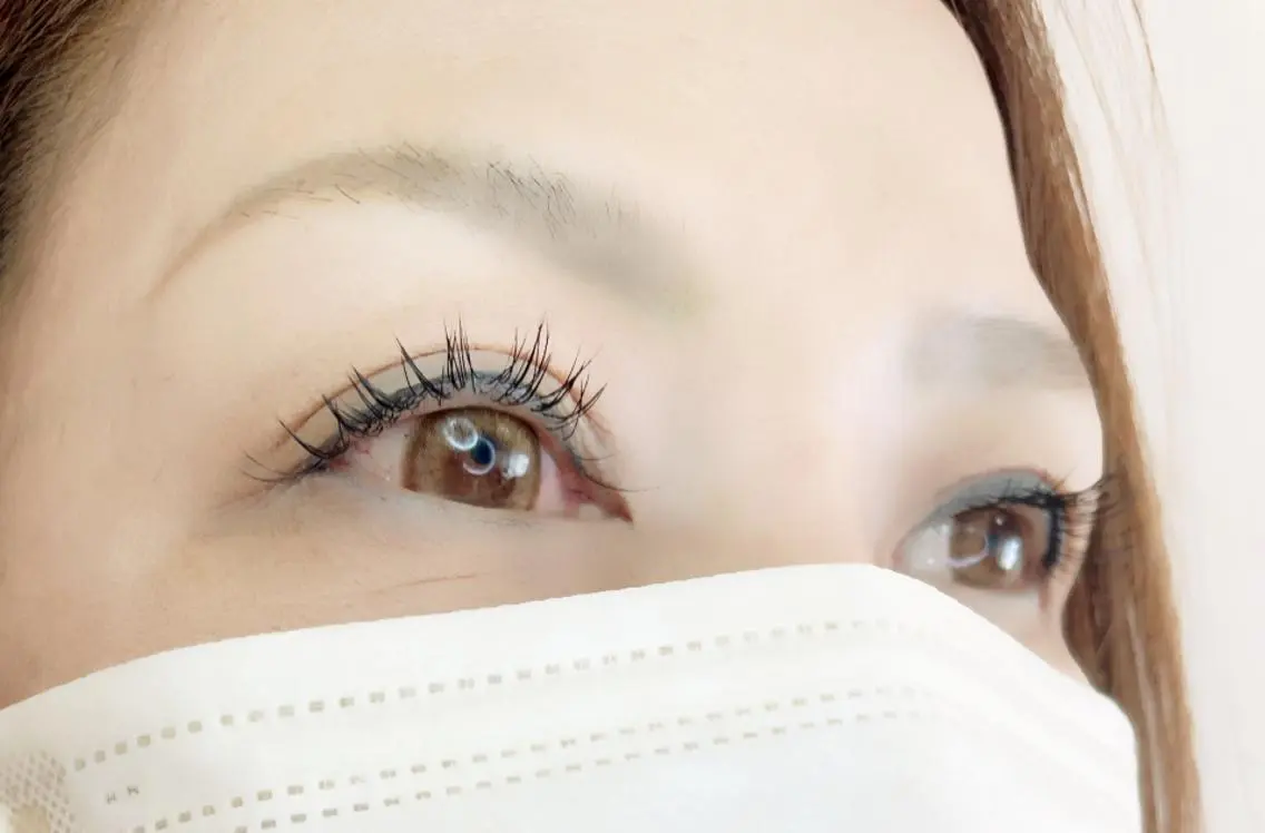 マツエク・マツパ アイブロウ 眉カラー 眉毛ワックス脱毛 フラットラッシュ Jカール パリジェンヌラッシュリフト salonde CHANELのマツエク・マツパデザイン