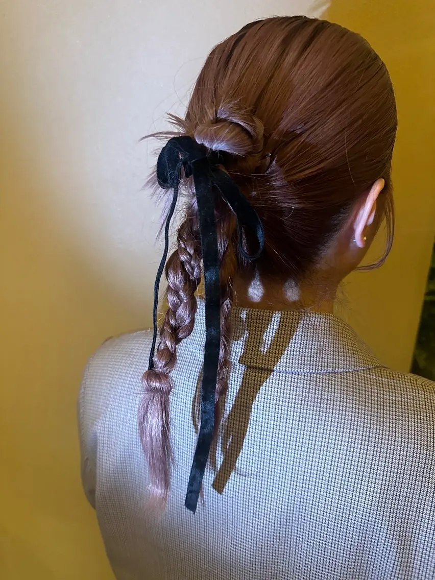 日曜日空きあり‼️ 艶々カラー🩷のヘアスタイル